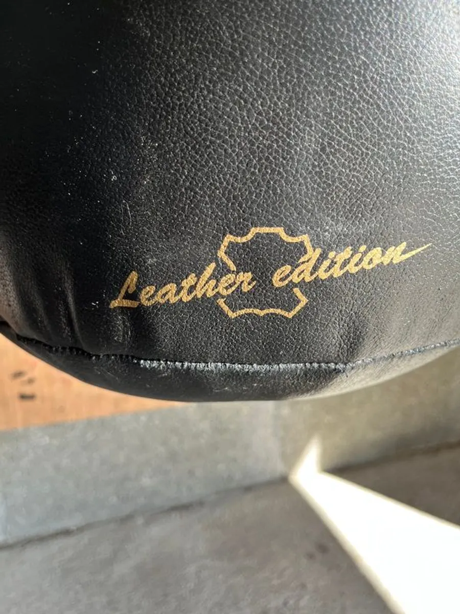 Heavy Duty Punch Bag & Bracket (Top Condition) - Image 2