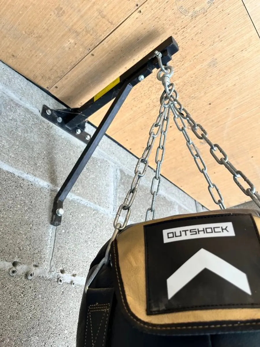 Heavy Duty Punch Bag & Bracket (Top Condition) - Image 3
