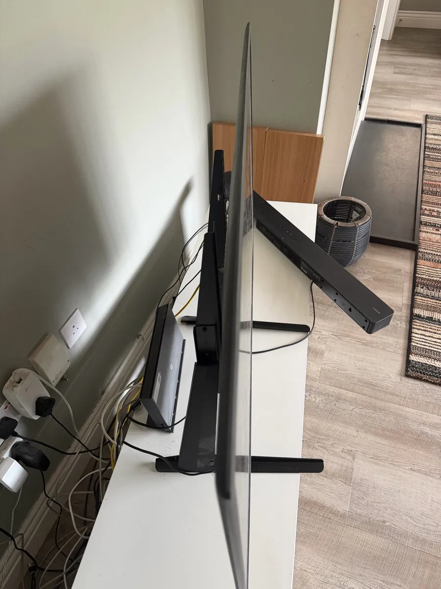 Samsung 43-inch Smart TV - Image 2