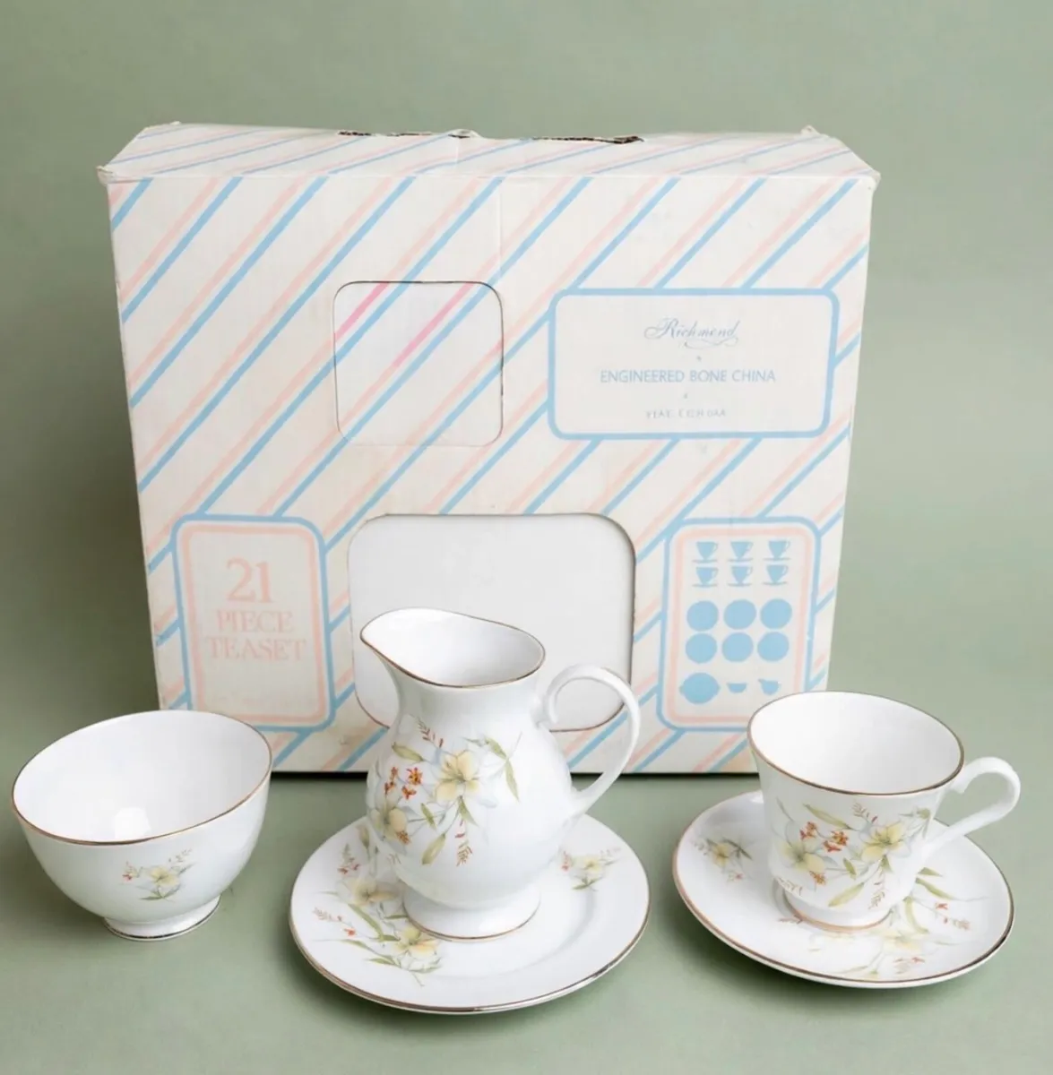 Vintage 21 piece tea set in original box