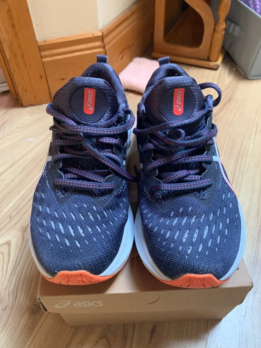 ASICS Novablast girls running shoes size 5. EU 38. - Image 3