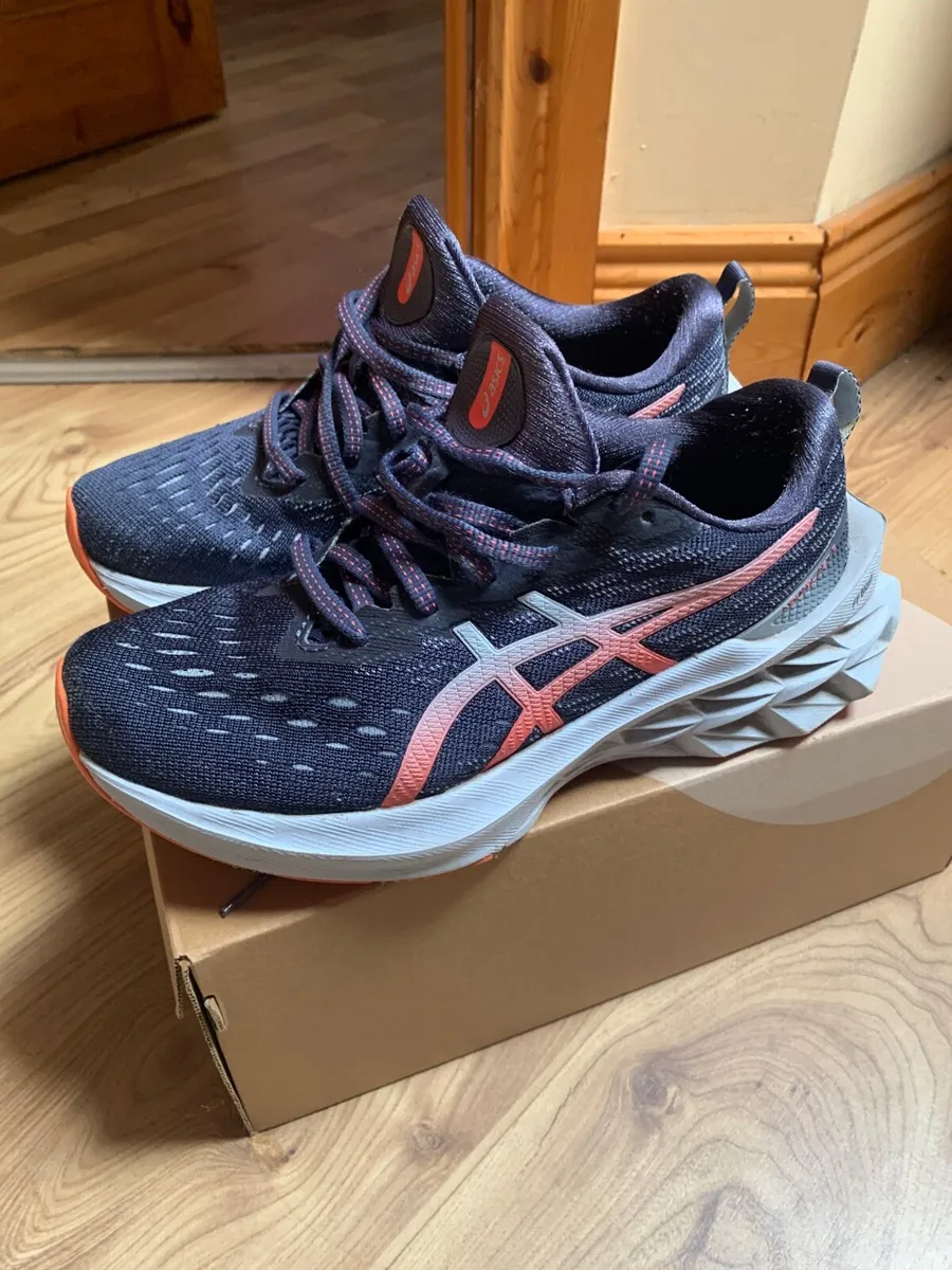 ASICS Novablast girls running shoes size 5. EU 38. - Image 1