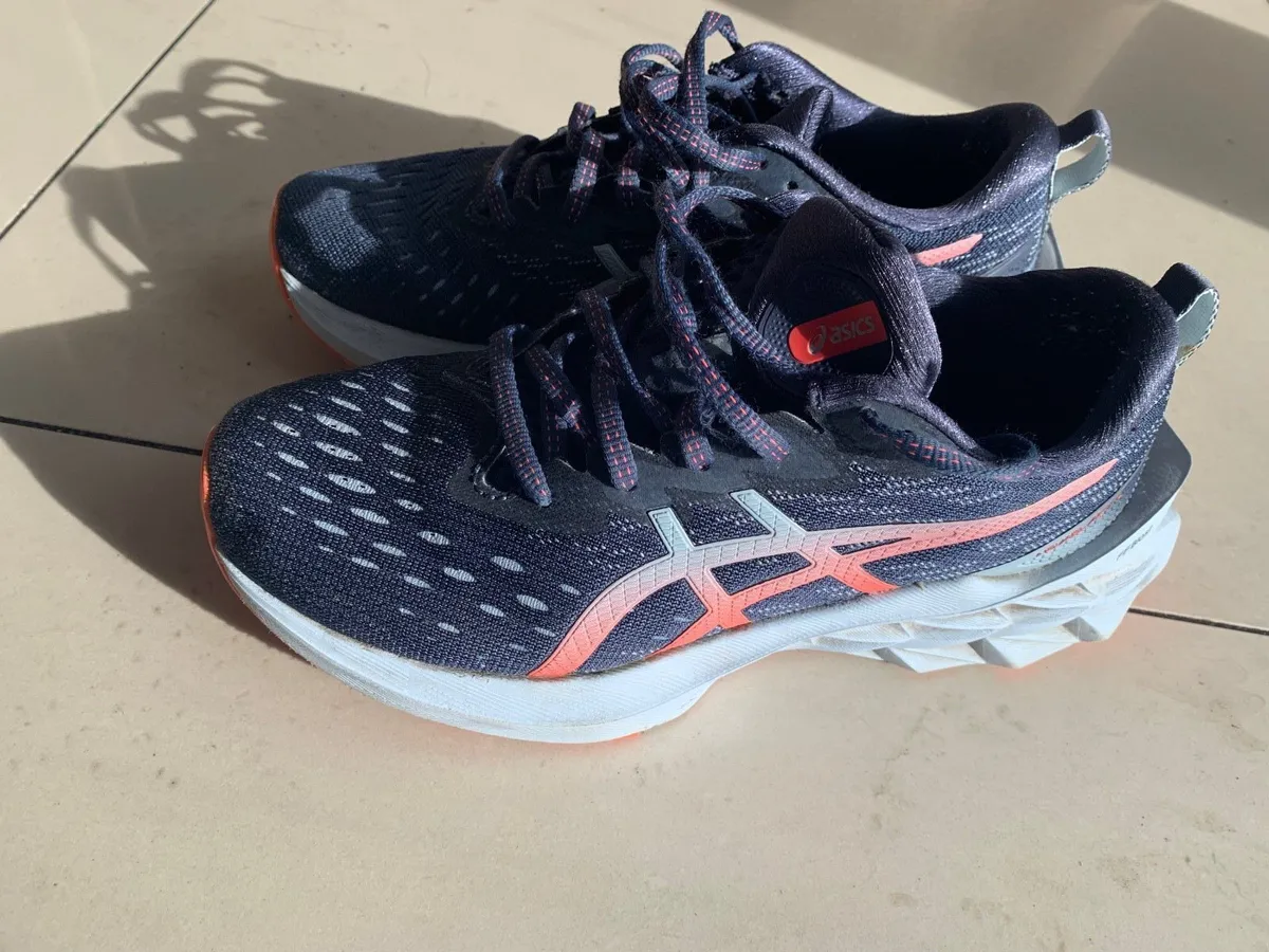 ASICS Novablast girls running shoes size 5. EU 38. - Image 2
