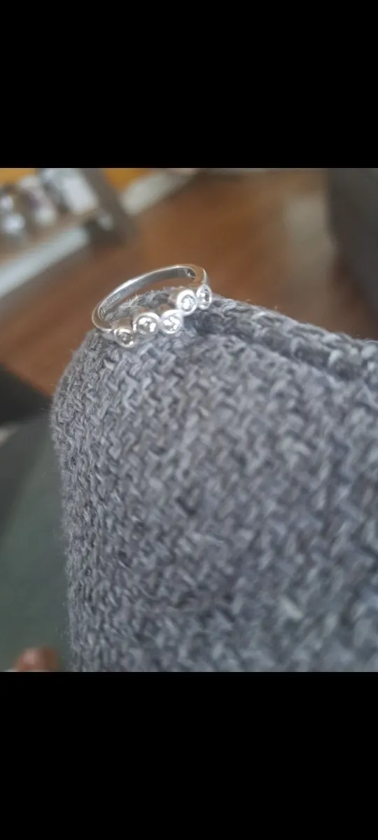 Silver 5 stone hallmarked ring - Image 2