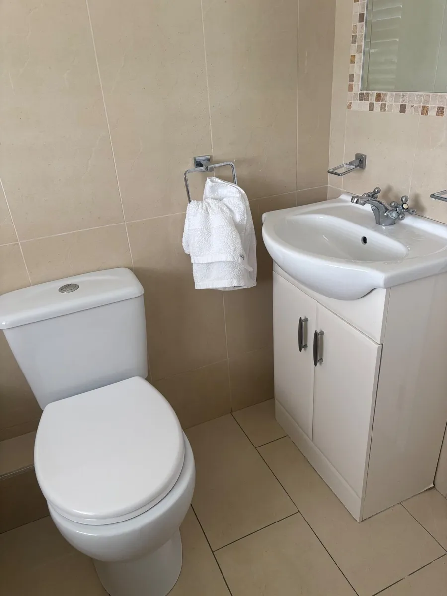 Bathroom suite - Image 1