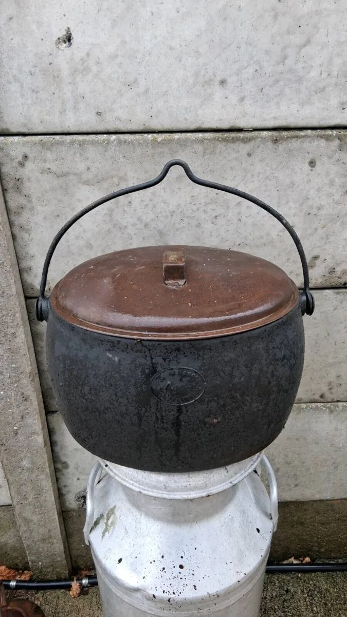 Cast iron pot - Image 1