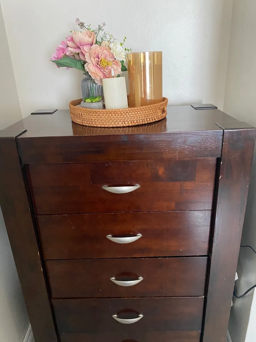 5 drawer chest of drawers very heavy - Image 1