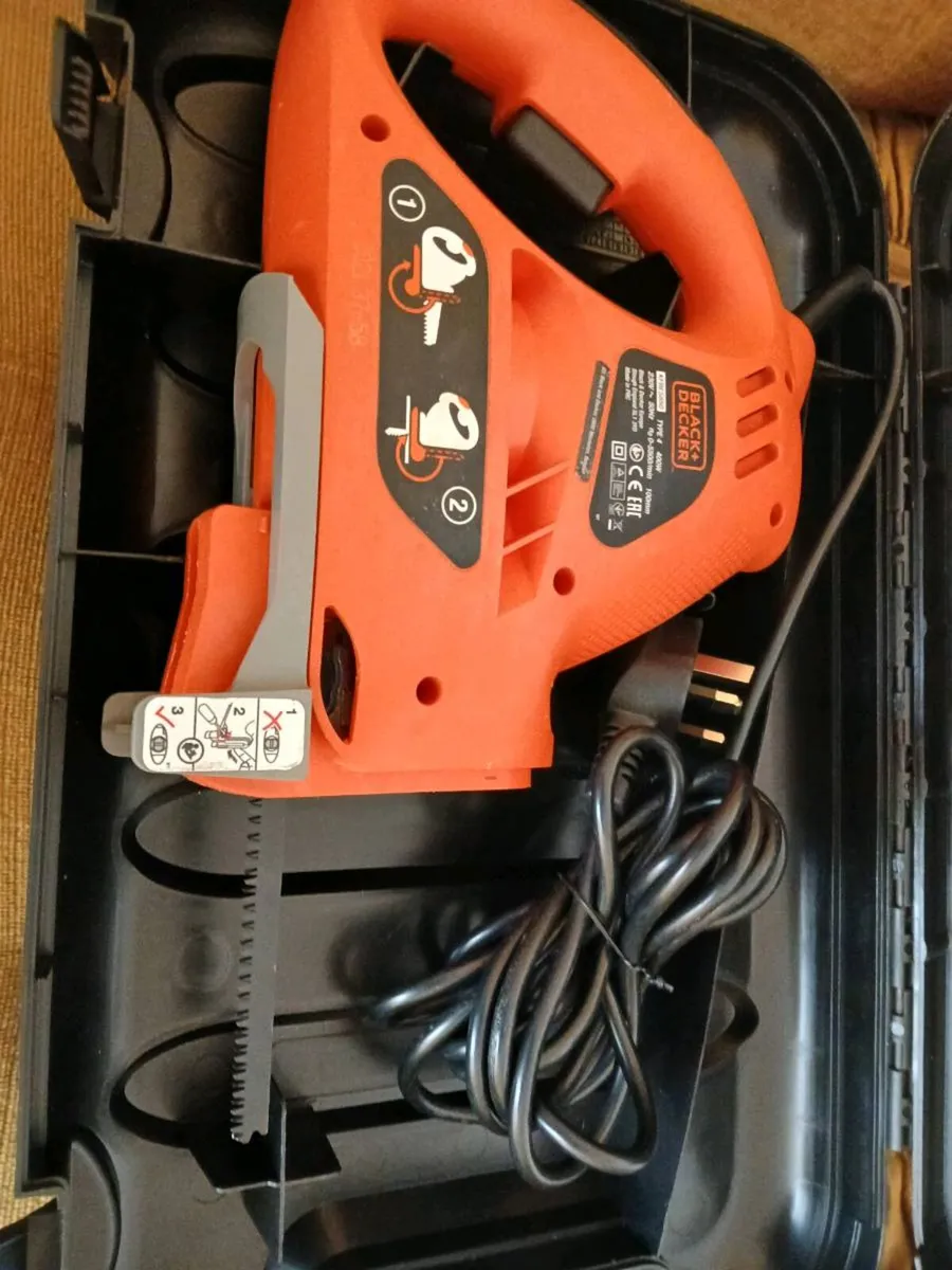 Black n Decker electric saw. - Image 4
