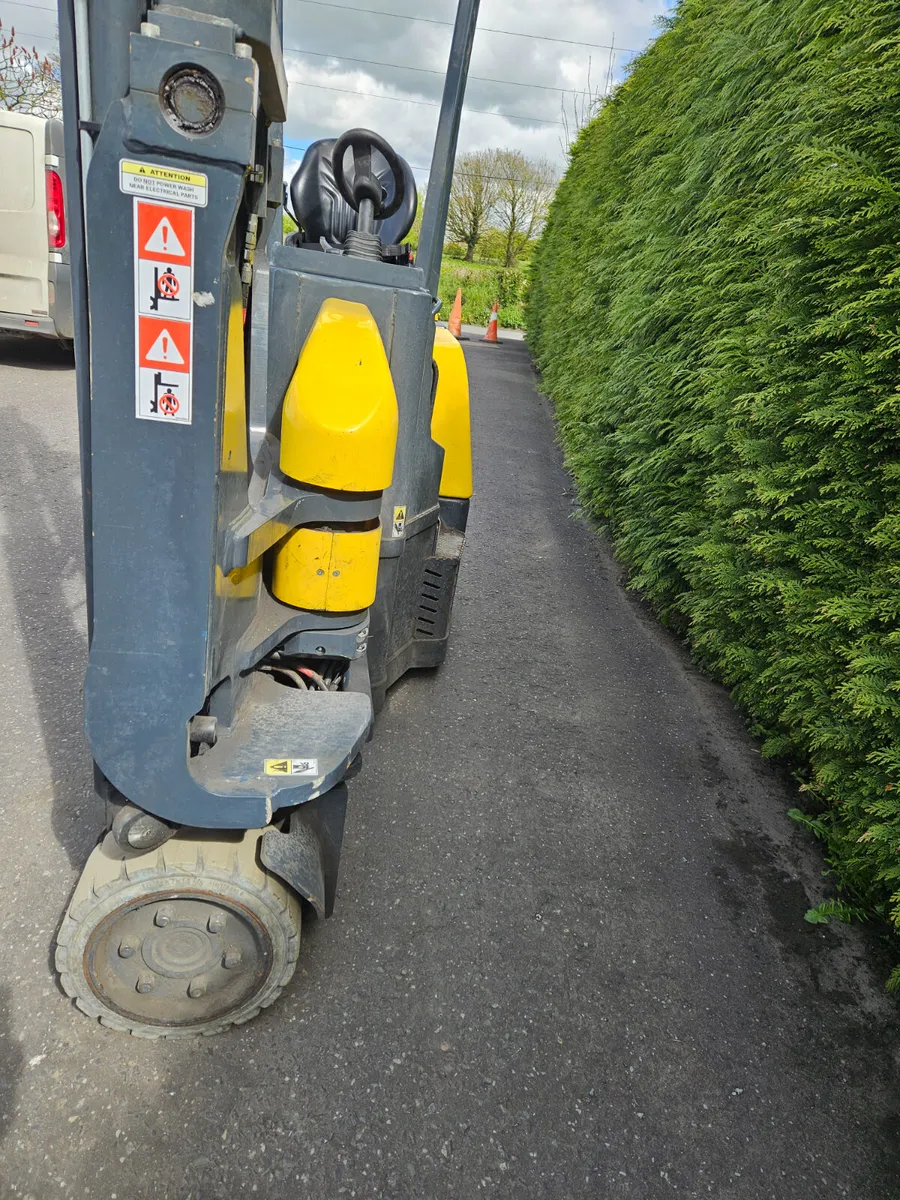 Aisle Master Articulated Forklift - Image 4