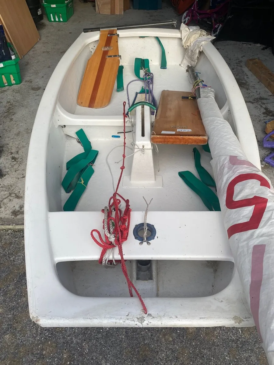 Optimist sailing dinghy - Image 1