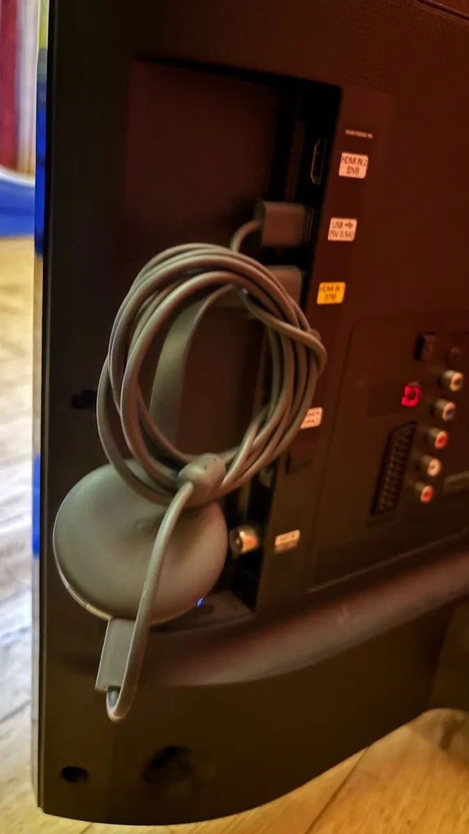 32” Samsung TV with Google Chromecast - Image 4