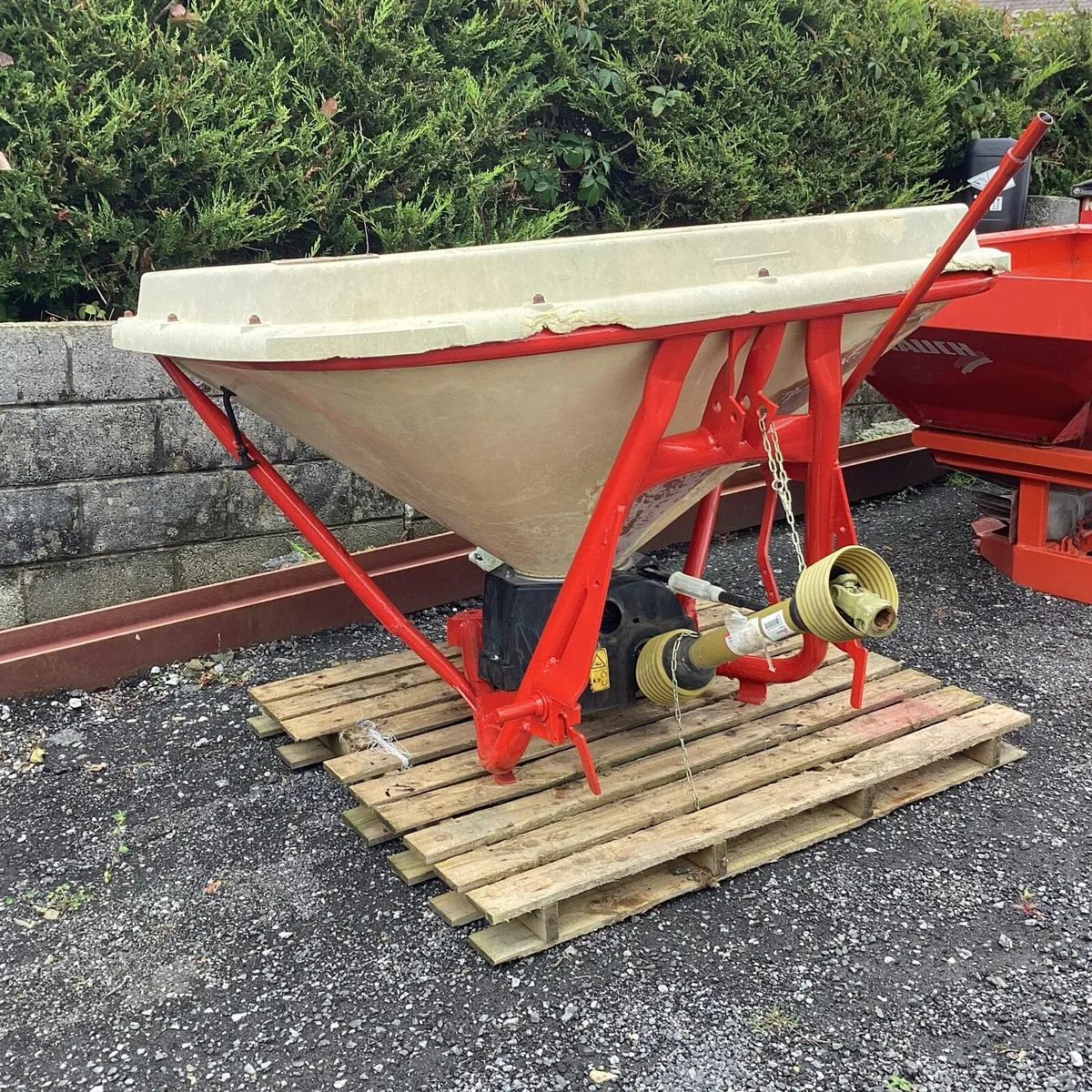 6 FERTILISER SPREADERS SEE PICTURES - Image 1