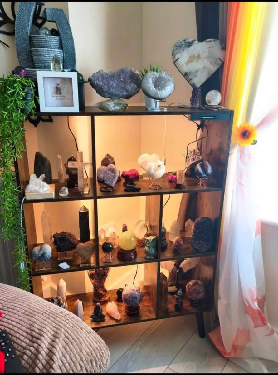 units** 2 like new, units /shelves/cubes** - Image 1