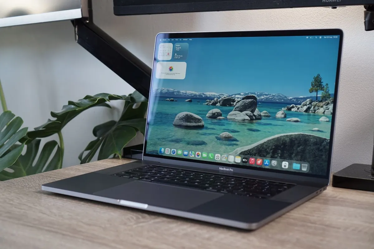 MacBook Pro 16" 2019 32GB | 1TB | i7-9750H | 4GB - Image 1