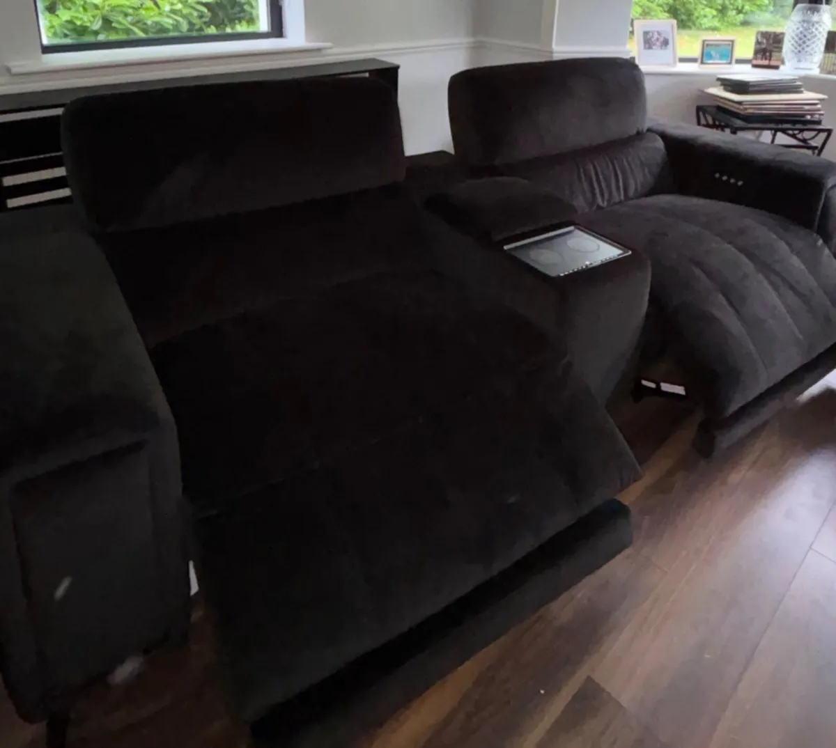 Dfs 4D cinesound recliner sofa black velvet - Image 4