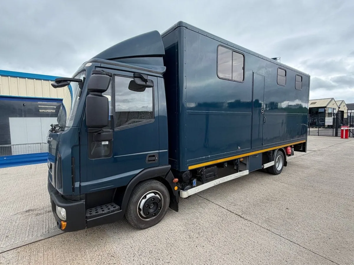 IVECO 75E16 7.5 TON AUTO 3 STALL HORSE BOX ON AIR - Image 4