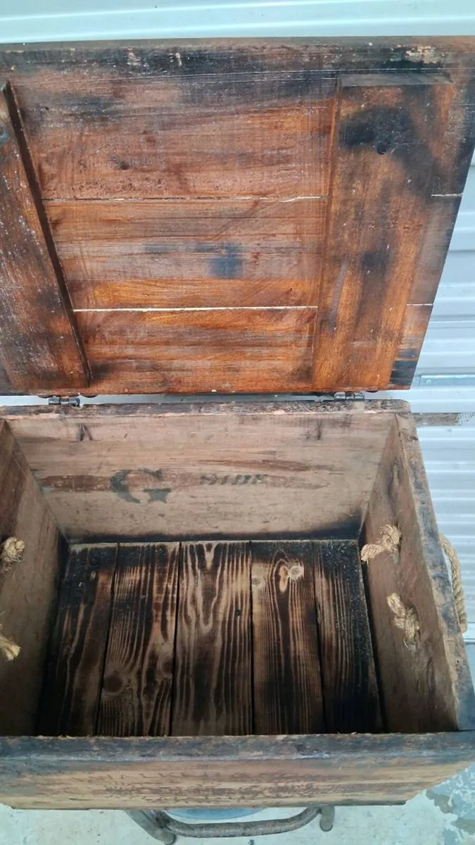 J.walker& sons whiskey box - Image 3