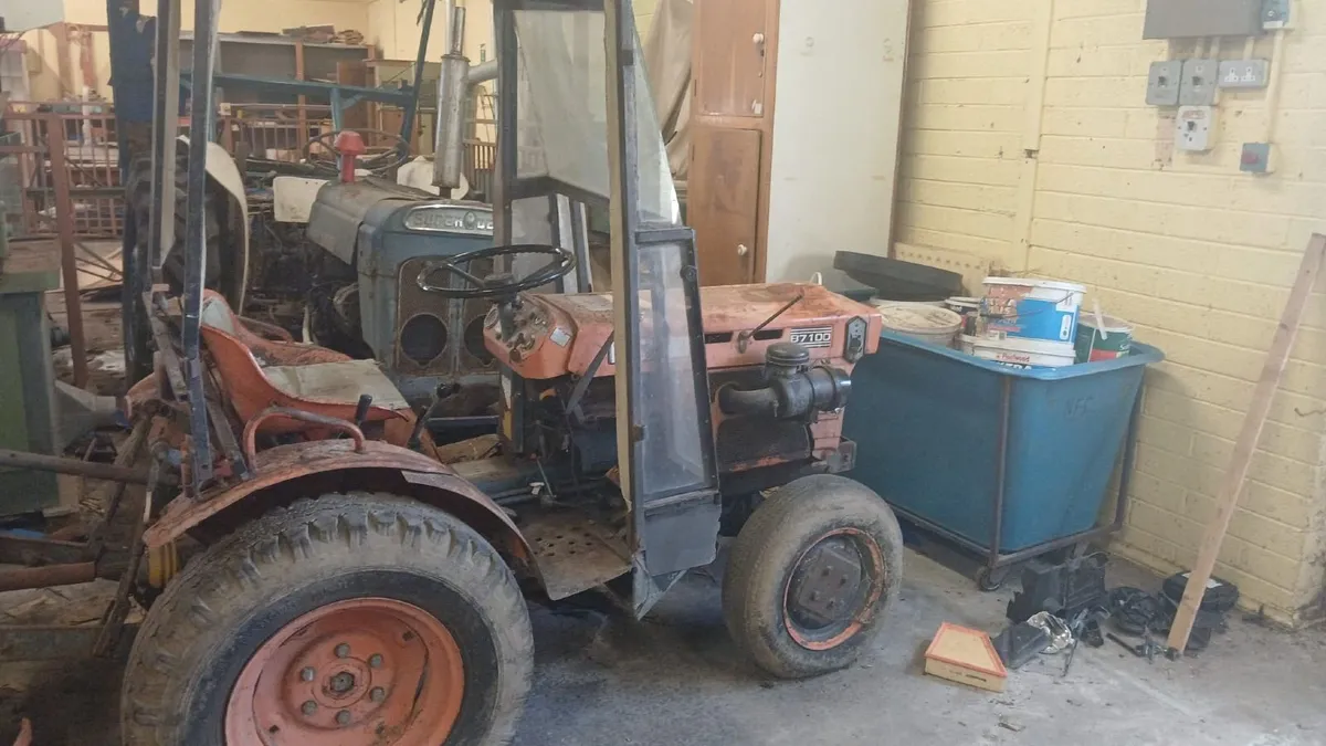 Kubota B7100