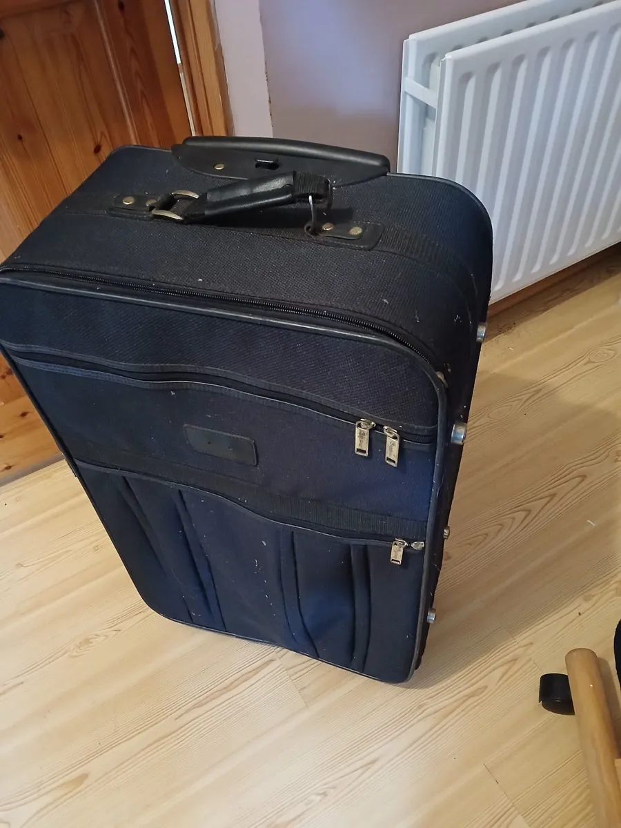 Medium suitcase - Image 2