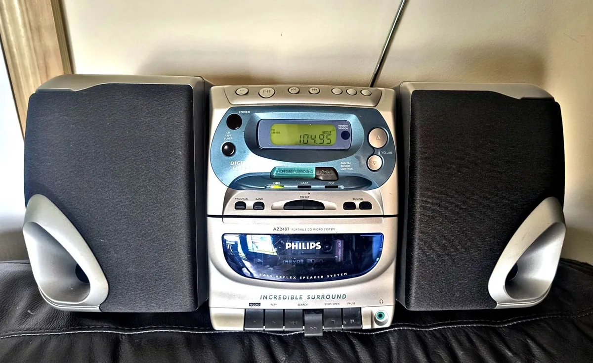 Philips CD, FM tuner radio cassette tape - Image 1