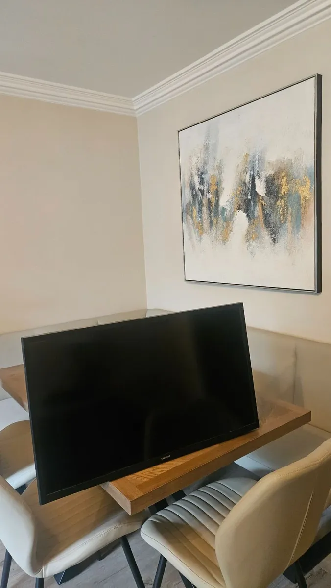 32" Samsung Smart TV - Image 2