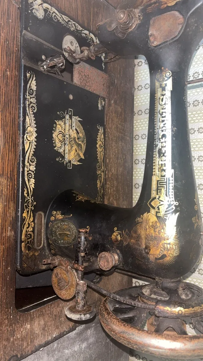 Antique Singer 27k treadle sewing machine - Image 1