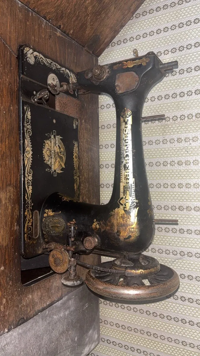 Antique Singer 27k treadle sewing machine - Image 2