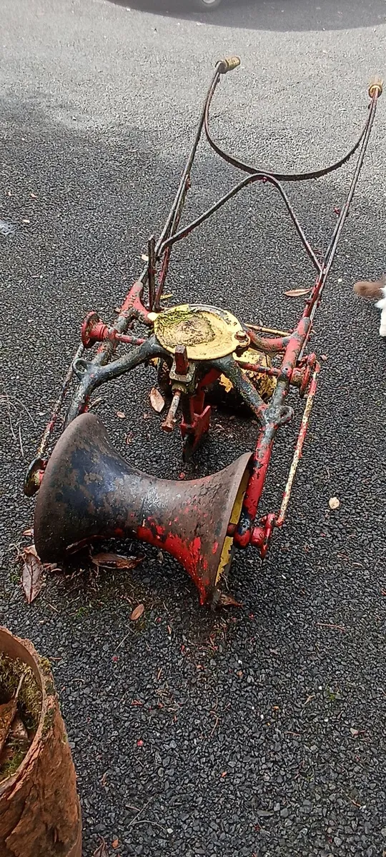 Old seeder - Image 1
