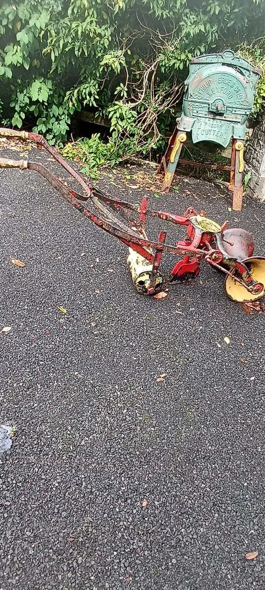 Old seeder - Image 2