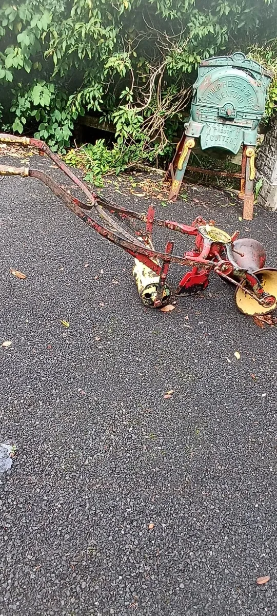 Old seeder - Image 4
