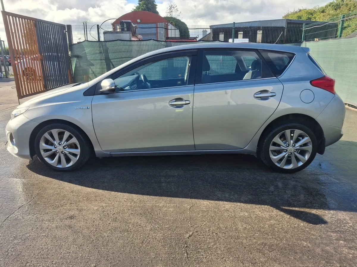 132 Toyota Auris  Hybrid    Automatic - Image 3
