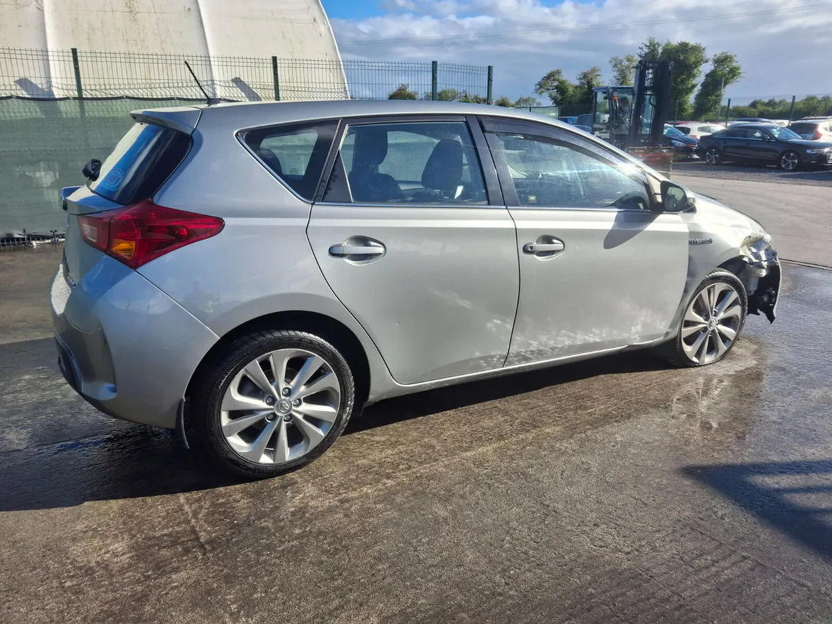 132 Toyota Auris  Hybrid    Automatic - Image 4