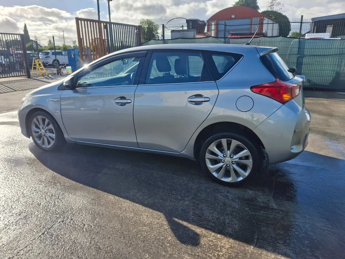 132 Toyota Auris  Hybrid    Automatic - Image 4