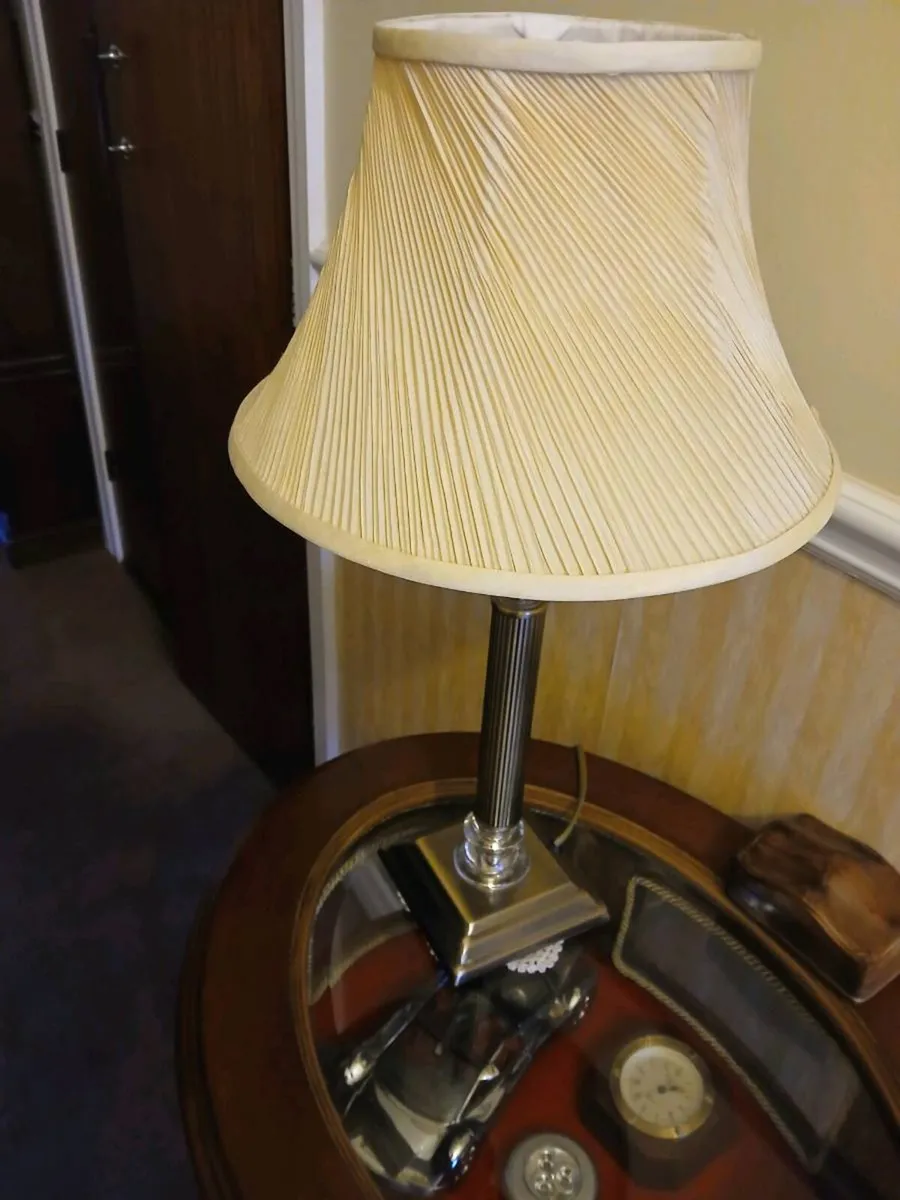 Decorative table lamp 21inchs high. - Image 3
