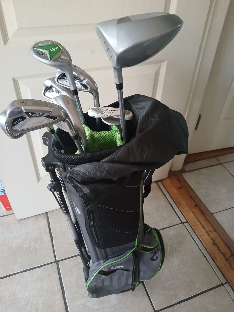 Junior golf bag and set of 8 clubs - Image 1