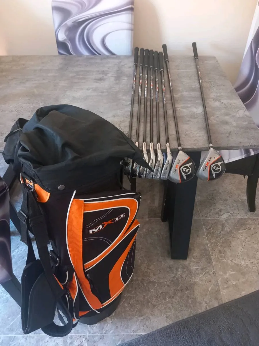 Dunlop golf clubs and bag with stand. - Image 1