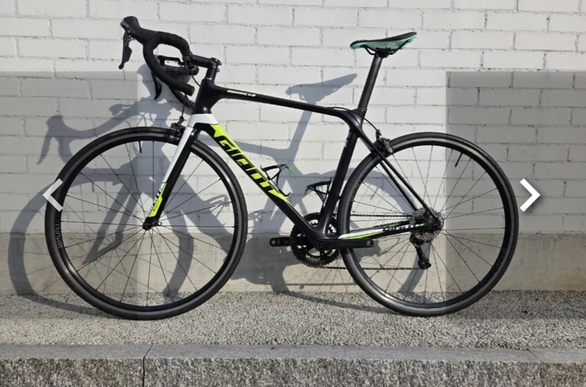 GIANT TCR ADVANCED ROAD BIKE M/L - Image 1