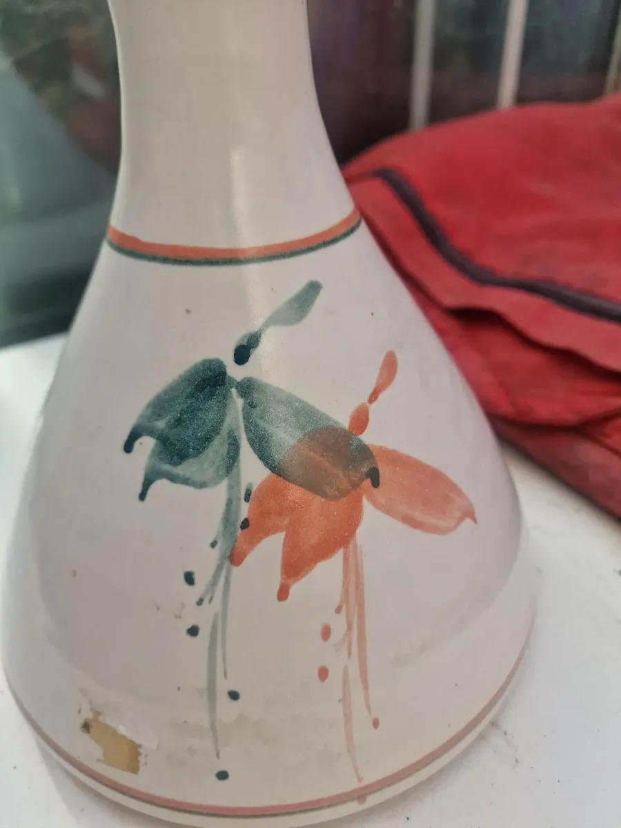 Louise Mulcahy pottery. - Image 1