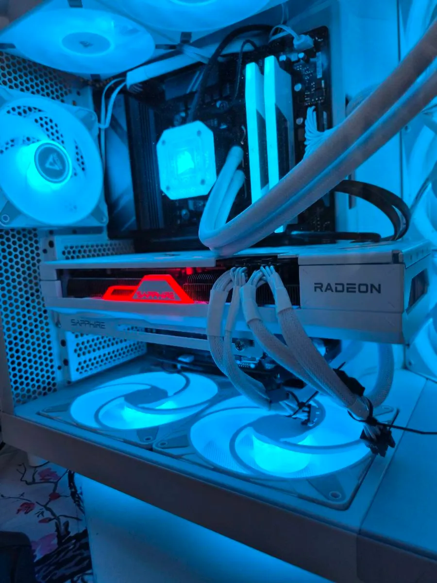Sapphire Pure Radeon RX 7800 XT - Image 1