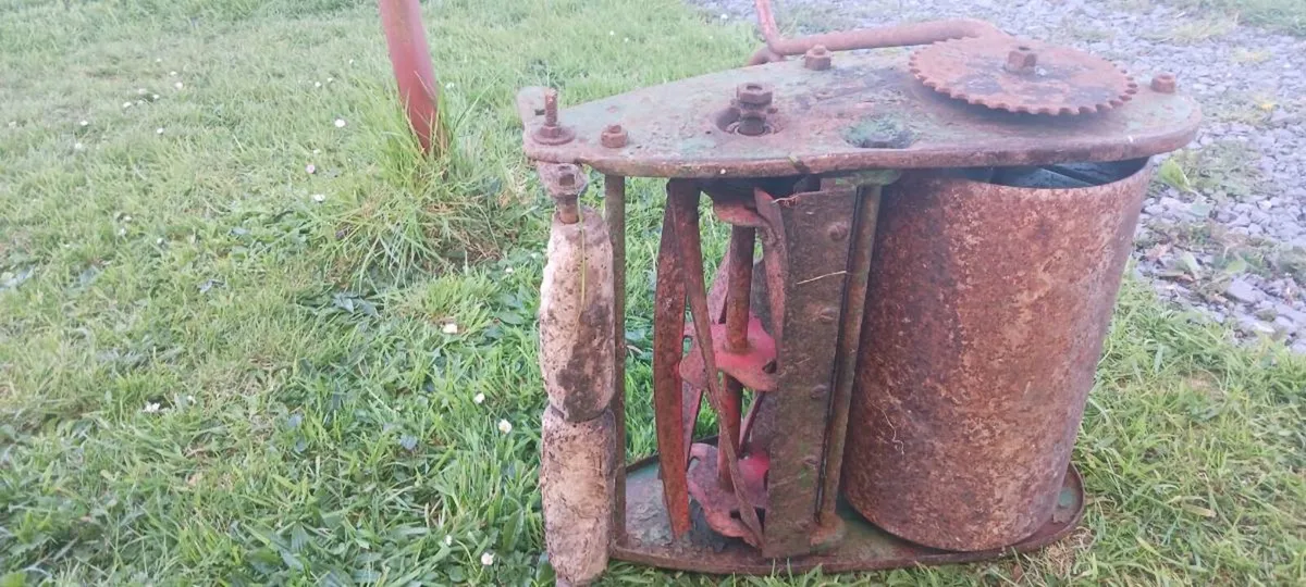 Vintage lawnmower - Image 2