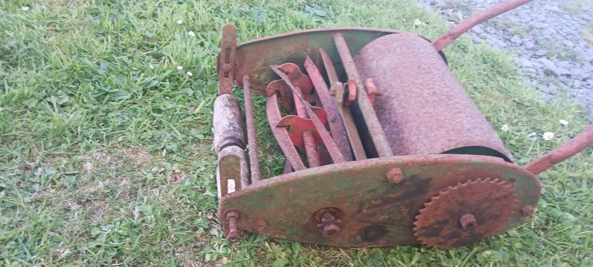 Vintage lawnmower - Image 3
