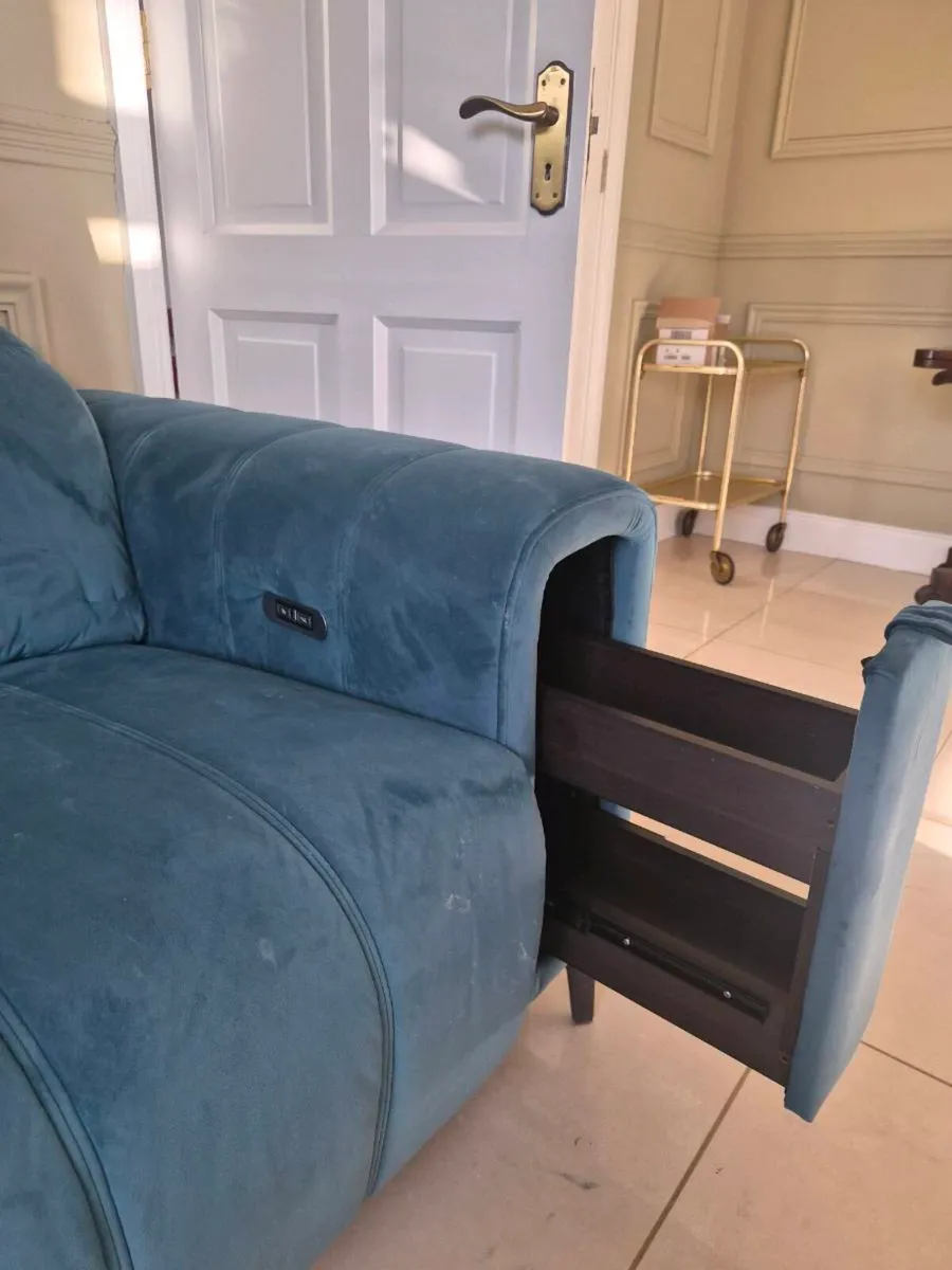 Electric Couch - full reclining & USB charger - Image 2