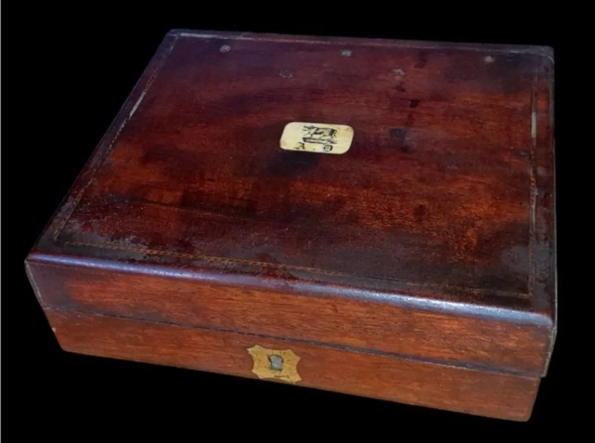 Antique Stately Home Wooden Crested Box - Image 2