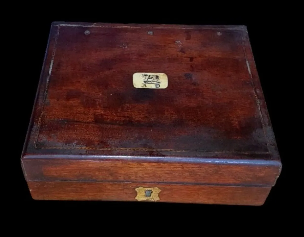Antique Stately Home Wooden Crested Box - Image 3