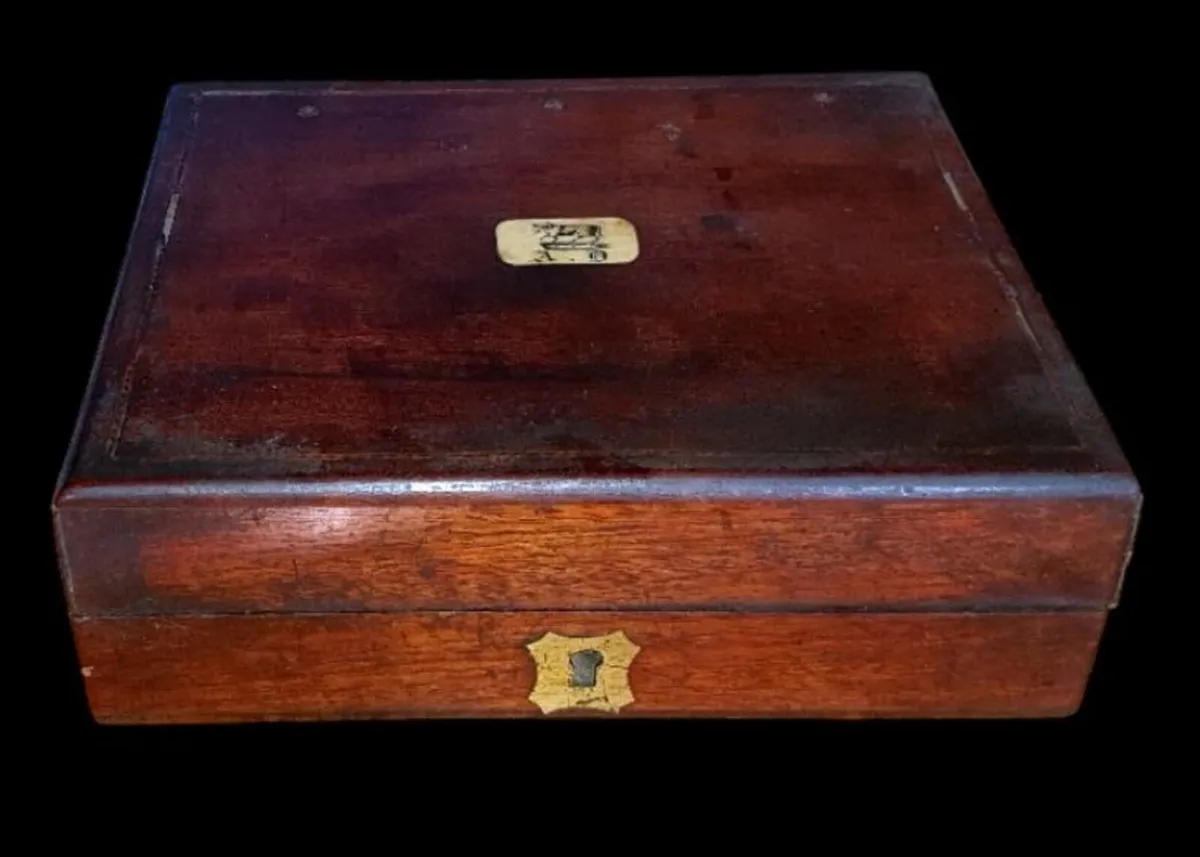 Antique Stately Home Wooden Crested Box - Image 4
