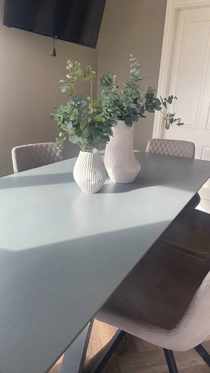 Table and 6 chairs - Image 1