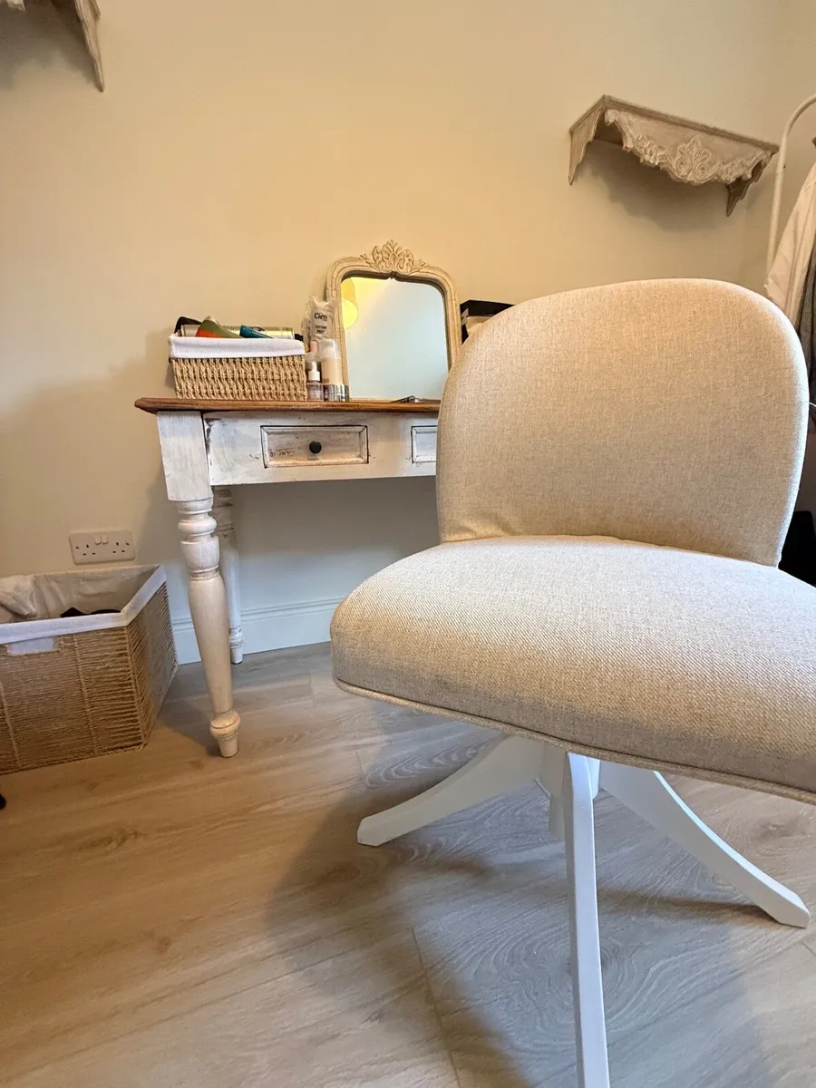 Desk and chair with free mirror - Image 1