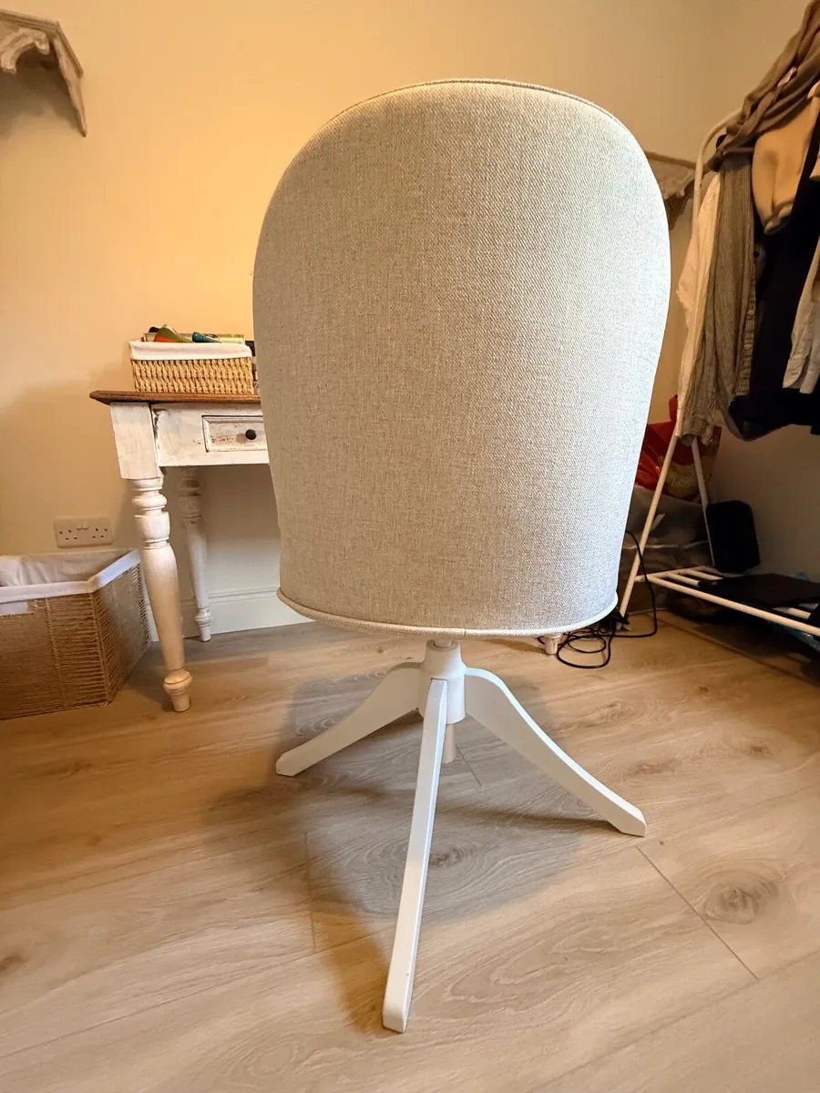 Desk and chair with free mirror - Image 2