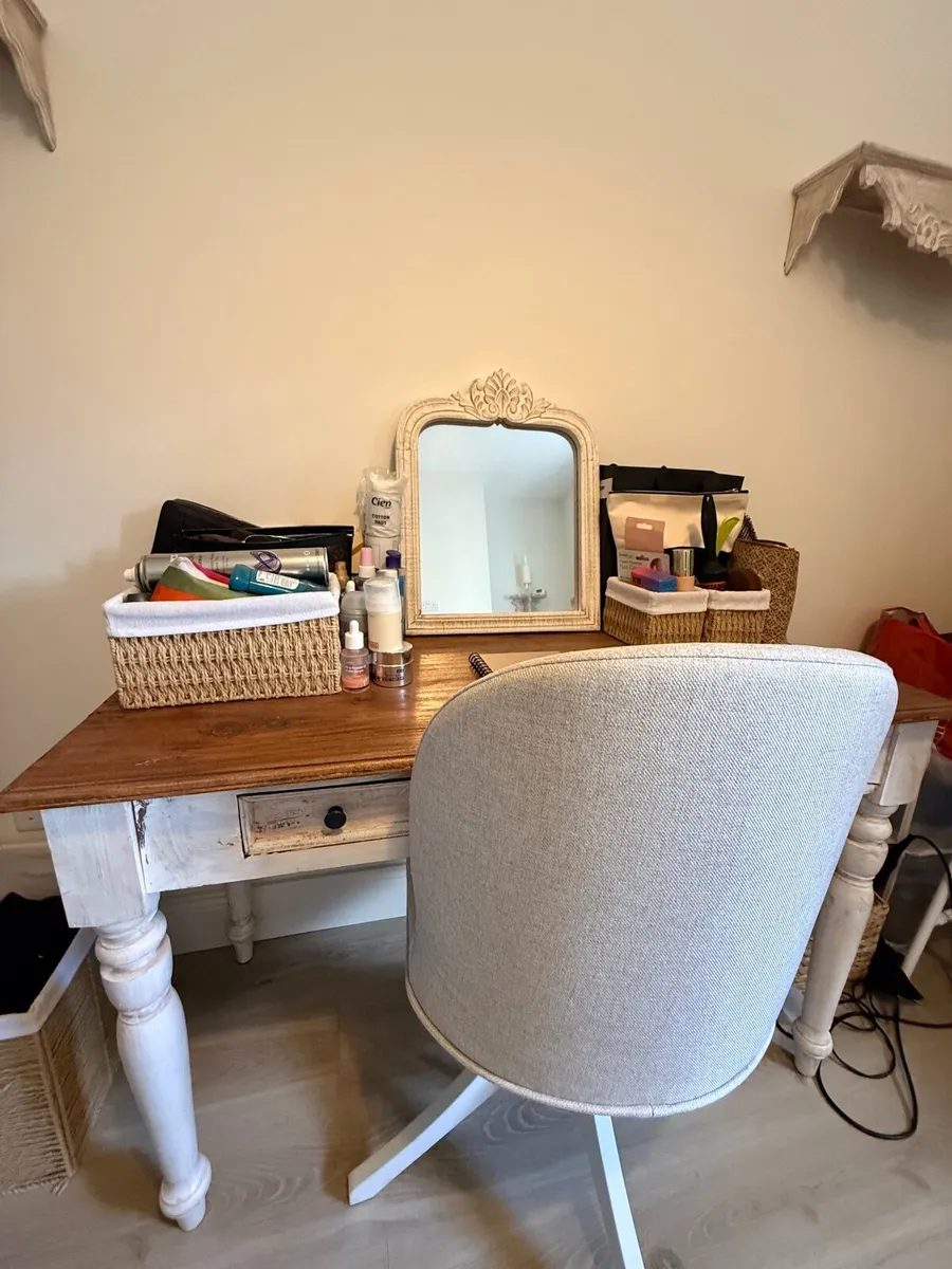 Desk and chair with free mirror - Image 3