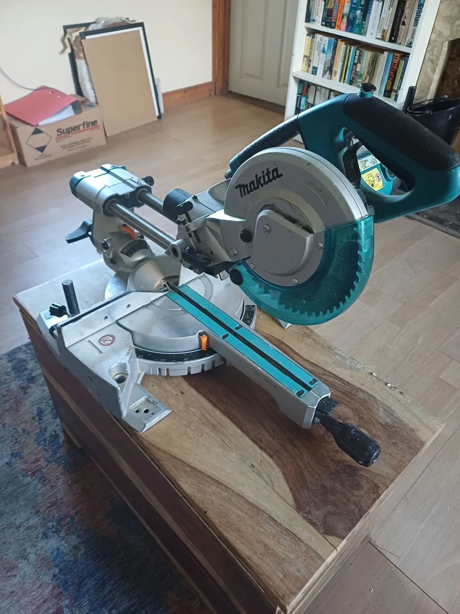 Makita Sliding Compound Mitre Saw - Image 2